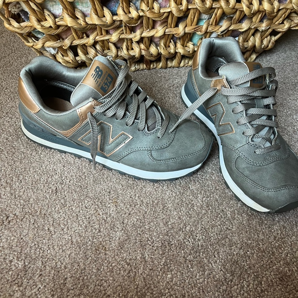 NEW BALANCE 574 women’s sneaker Size 8! Gray leather with Rose Gold Detail